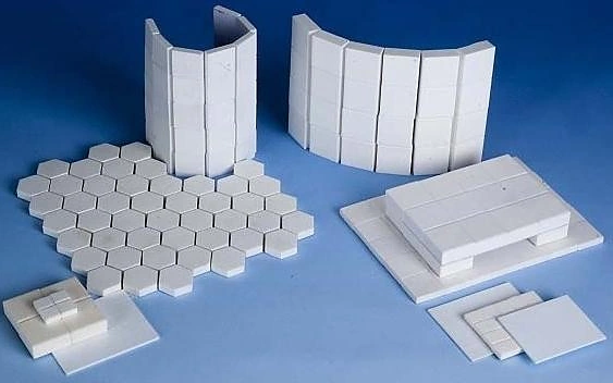 Bekledingen van microkristallijn aluminiumoxide als zeshoekige matten, gebogen segmenten en vierkante platen