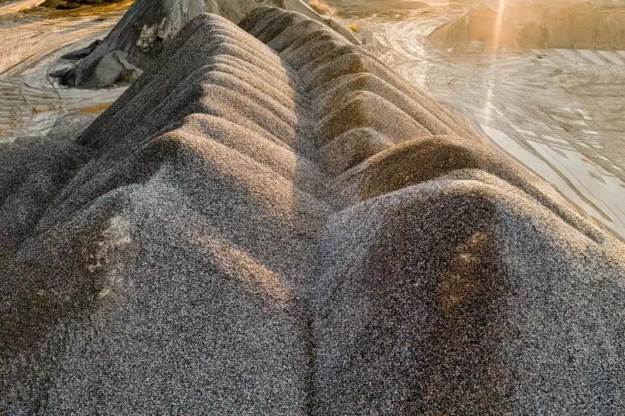 Zand- en steenslagbulten in een groeve