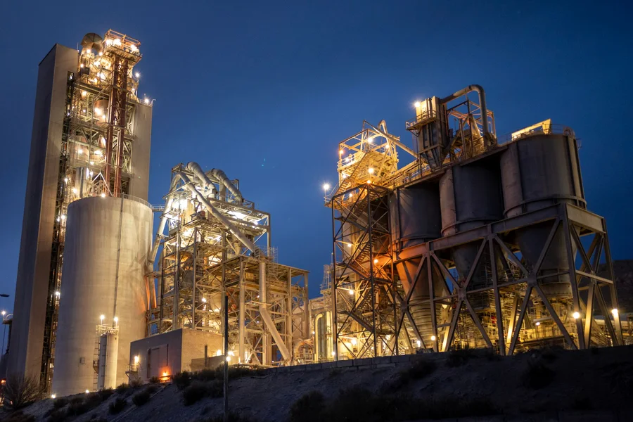 Cementfabriek verlicht bij nacht