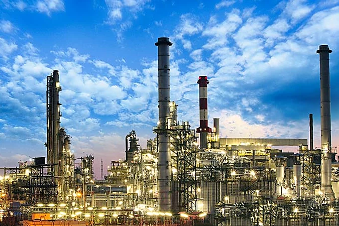 Verlicht industrieel complex in de schemering