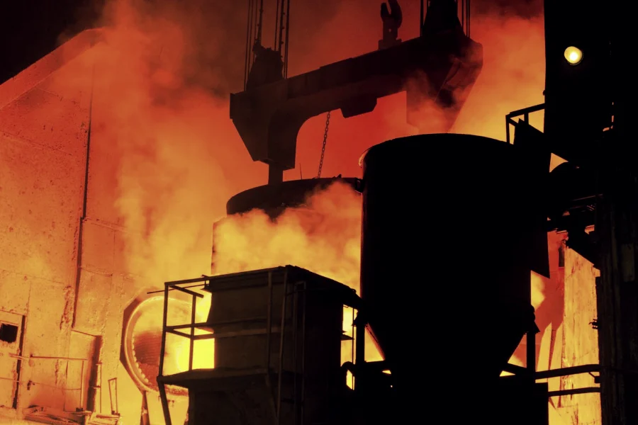 Gietpan in een staalfabriek tijdens de verwerking van metalen
